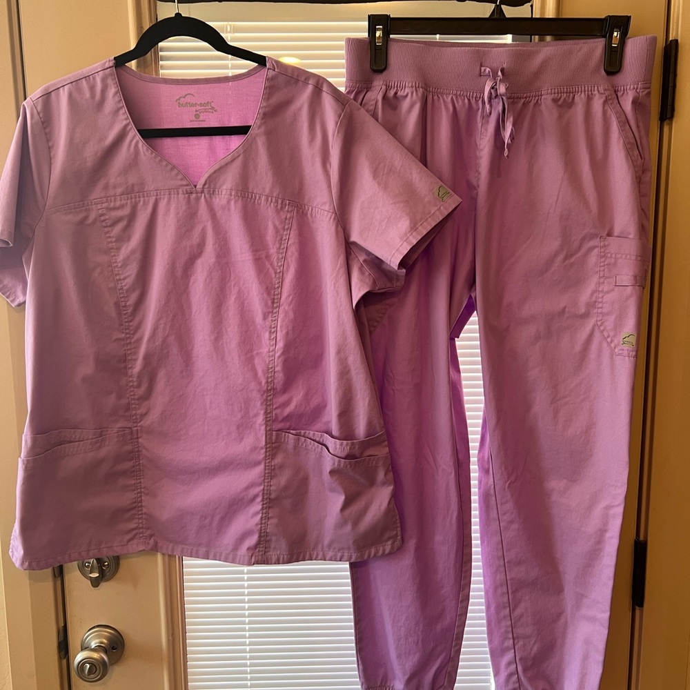 Butter Women's Lavender Scrub Set